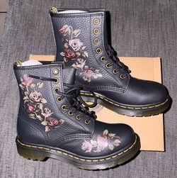 Dr. Martens womens 1460 Leather Lace-up Boots - size 6 women
