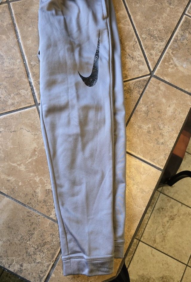 Boys Nike 🏀 fleece lined sweatpants $20 FIRM$$ NEW size Small PARMA smoke free home see all pics