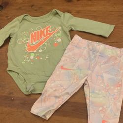 Baby Girl Nike 2-Piece Outfit / 3 Months 