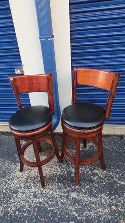 Swivel bar stool