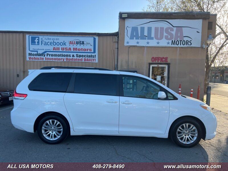 2013 Toyota Sienna XLE 8-Passenger