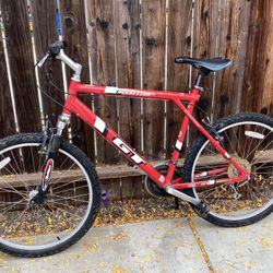 Vintage GT BIKE XL FRAME(5’6? & Up)/21 ⚙️/26” Tires