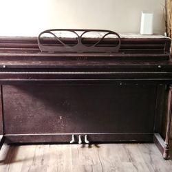 Lester Spinet Piano
