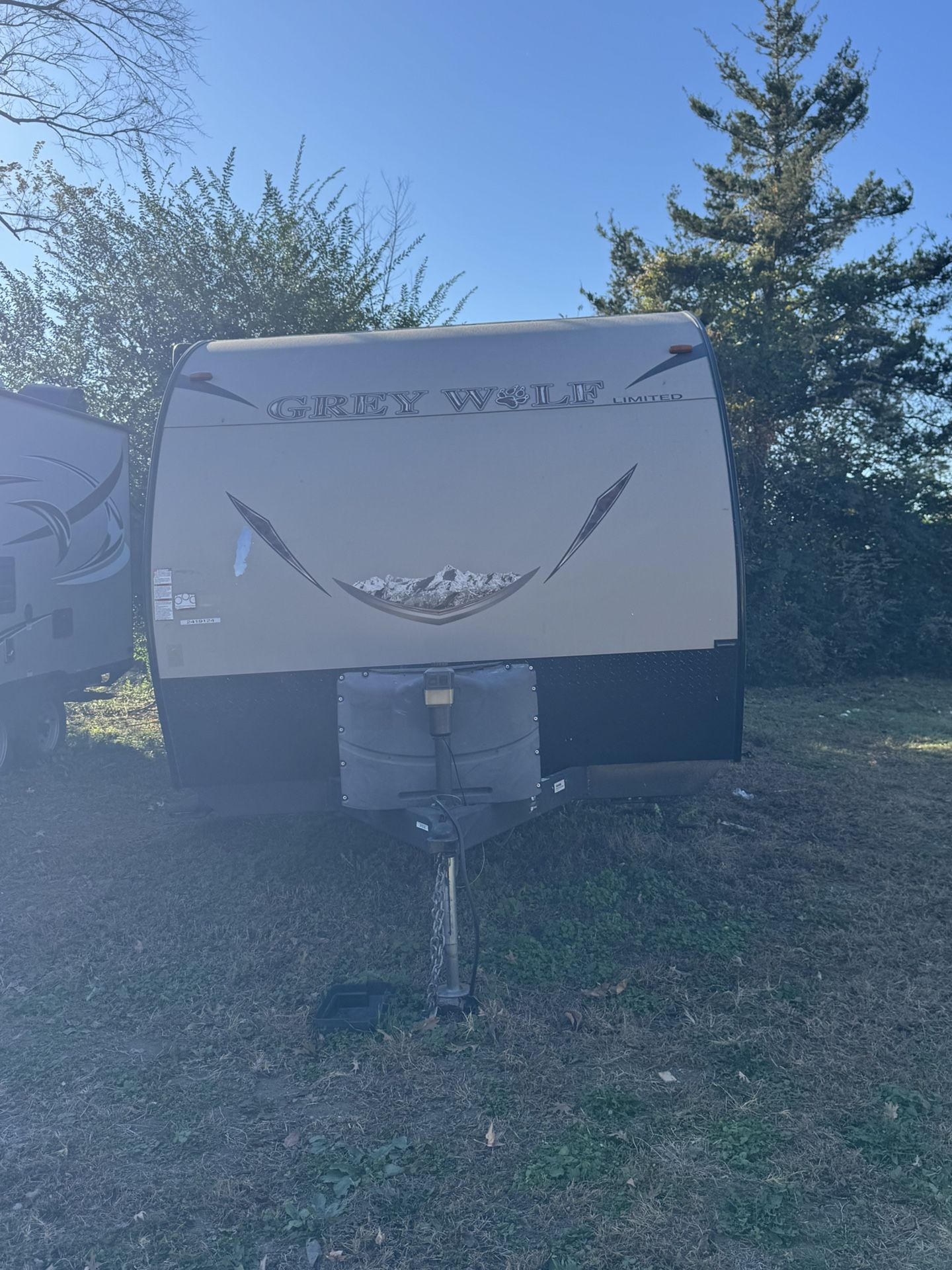 2017 Greywolf bunkhouse travel trailer 23ft Sleep 7 with pullout couch, foldable, dinette, and rare bunks Also has full kitchen with three burner