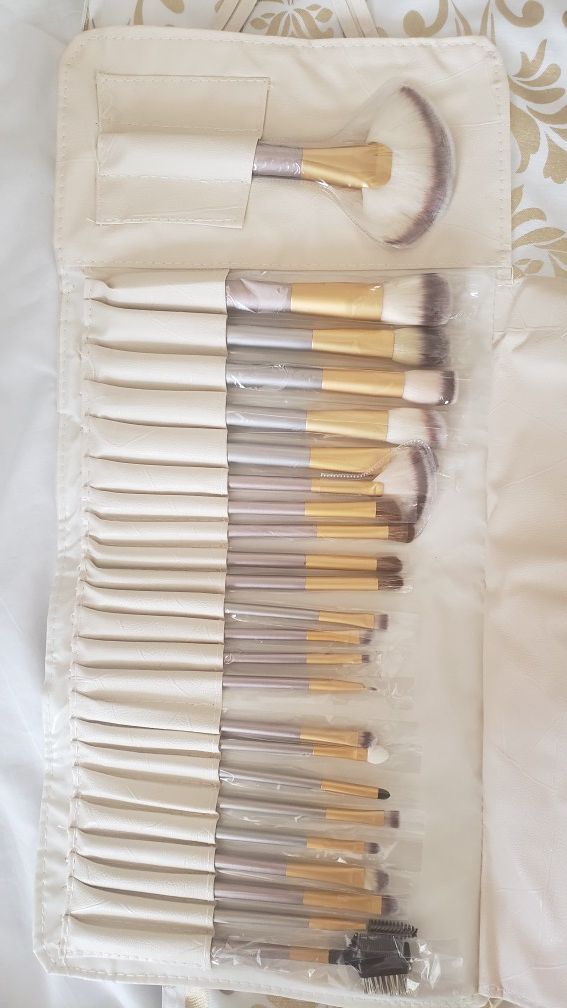 24pcs makeup brush set.