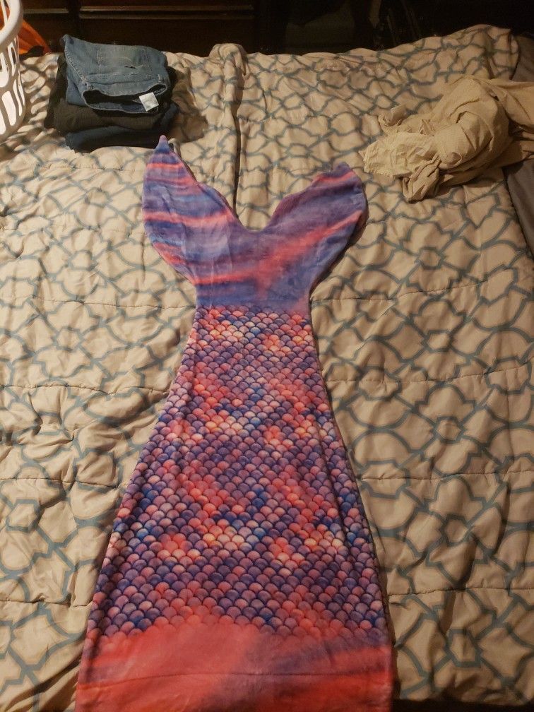 Comfy Tail Mermaid Tail Blanket