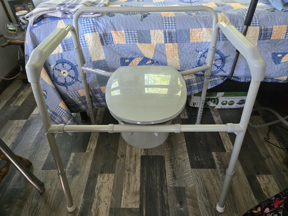 Drive Bariatric Commode Chair - Toilet With Arms. Supports Up To 650 Lbs. Can Be Positioned Over A Regular Toilet Or Used As Portable Toilet