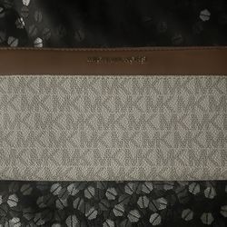 Cartera Michael Kors.