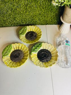 Sunflower plates! Set of 3! Like new