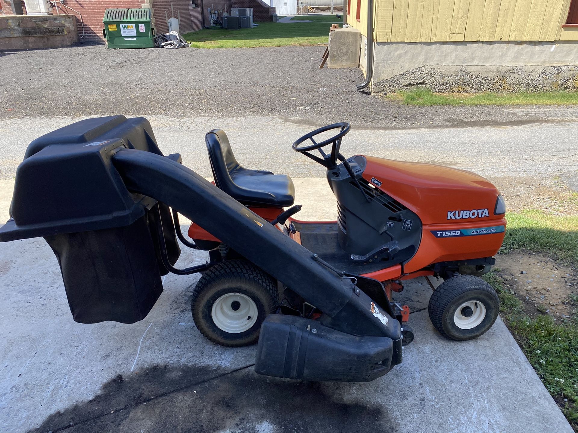 Kubota T1560 auto throttle garden tractor lawn mower with bagger for