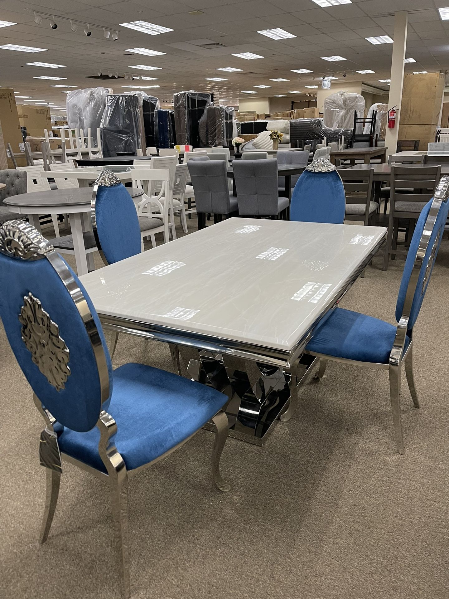 Elegant Dining Table ! 