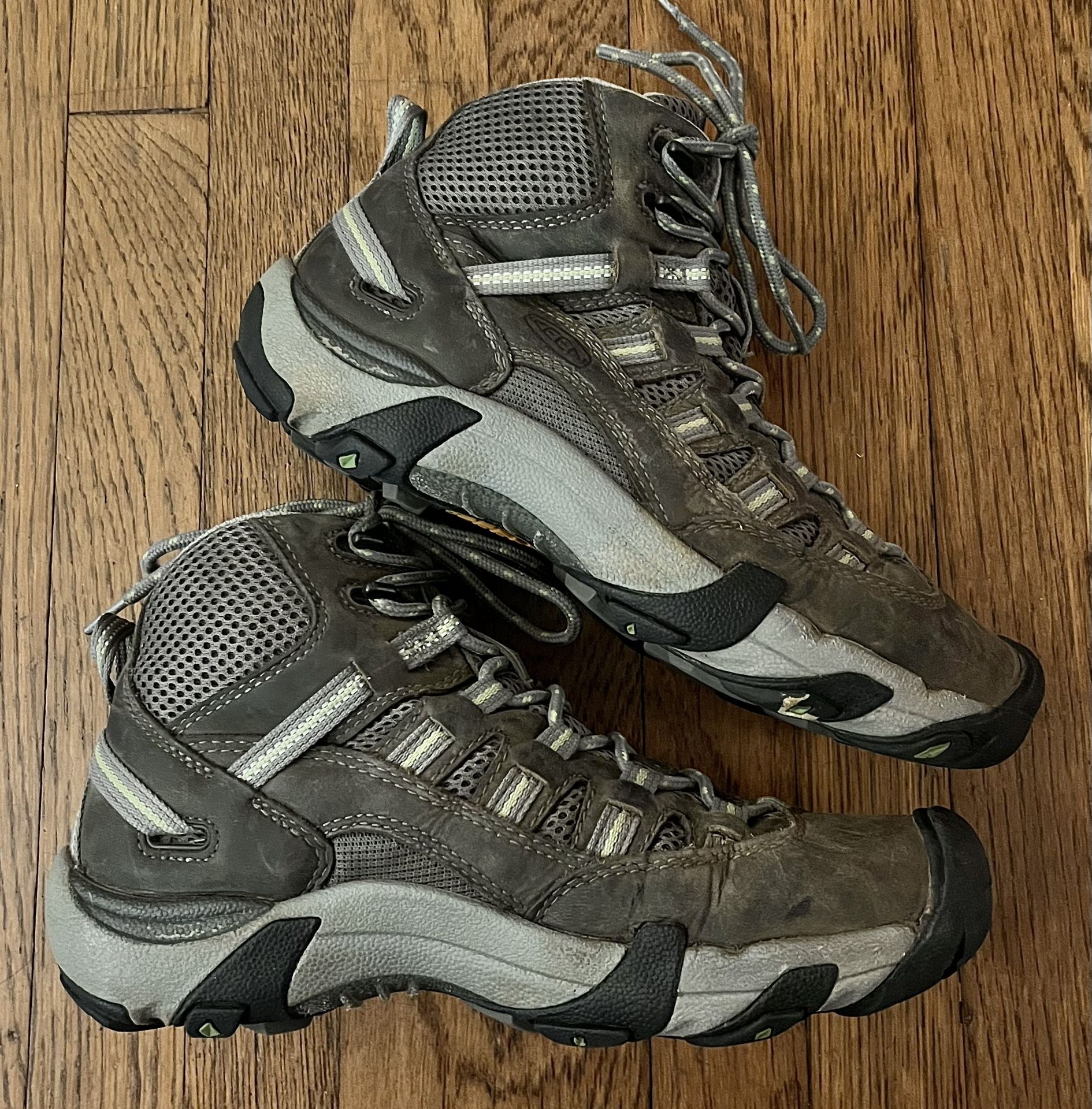 WOMENS KEEN HIKING BOOTS