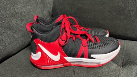 Nike LeBron Witness 7 Big Kids' Basketball Shoes