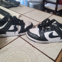 NICE PAIR OF NIKE PANDAS SIZE 2Y