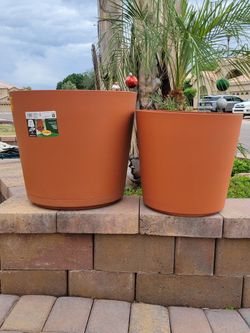 Vigoro Kyra Large Clay Plastic Round Planter with Attached Saucer