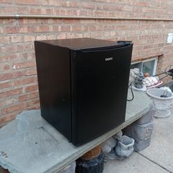 Galanz 1.7 Cu Ft Single Door Mini Fridge In Black 