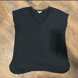 Black sleeveless v neck