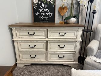 Ashley furniture dresser and two nightstands set