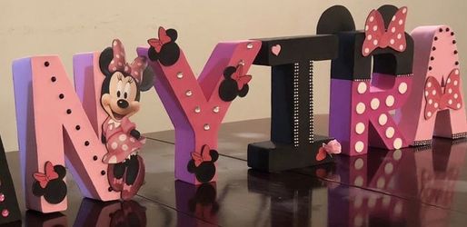 Minnie Mouse themed kids name decor