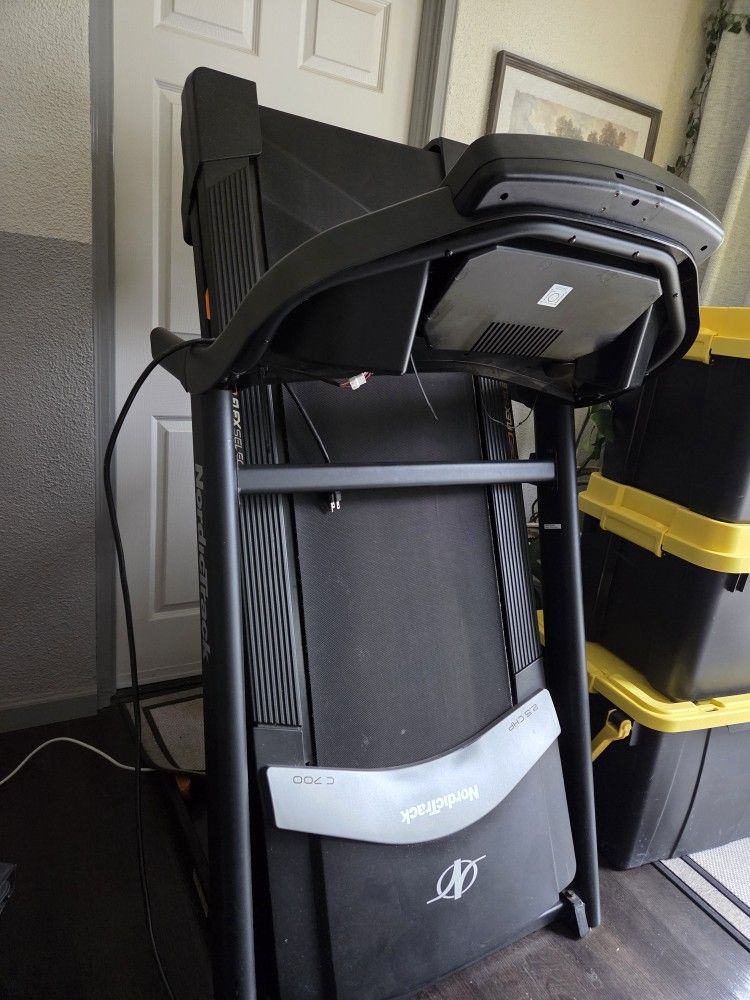 Inclining Treadmill FOR SALE 375 OBO  NordicTrack. 