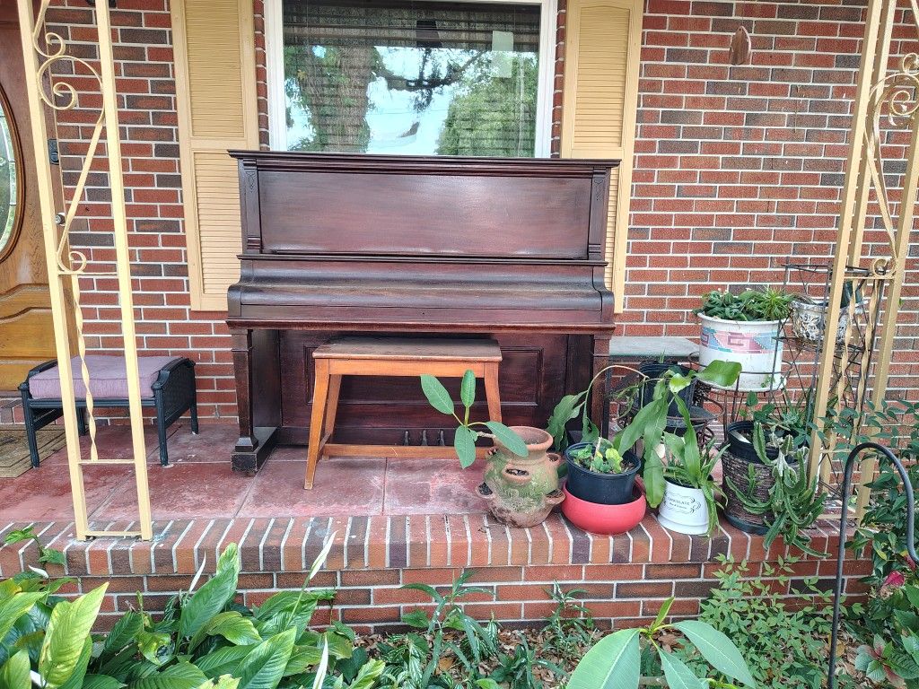 (FREE) Upright Piano By Leckerling & Co