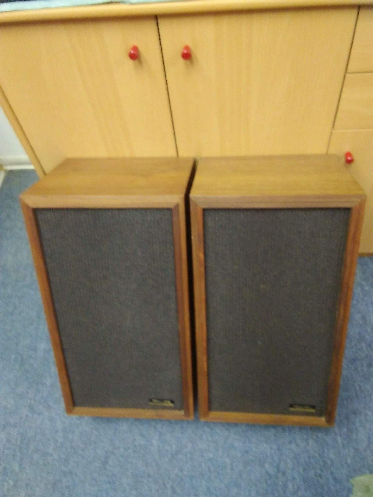 Classic audio speaker pair. 2 oiled walnut enclosures each with 8 inch woofer and 4 inch tweeter. Case size 20x11x9.5 Excellent working condition.