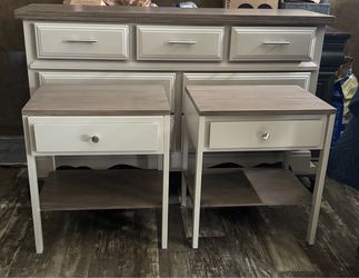 A nice Broyhill Hill dresser with two complementary nightstands
