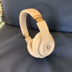 4 HOUR PRICE DROP!!!!! Kim K edition Beats Pro