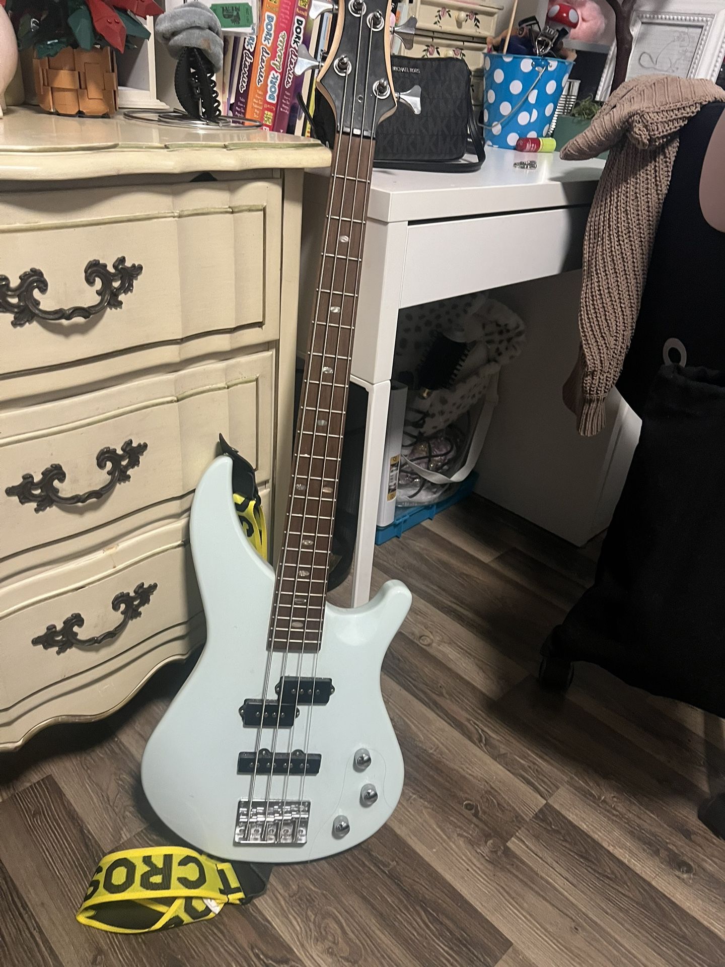 Bass With Peavy And Cable Included 