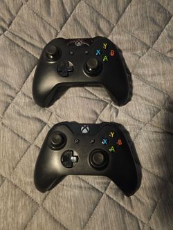 2 Xbox One Wireless Controllers