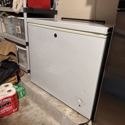 GE 7.0 Cu Ft Chest Freezer FCM7SKWW