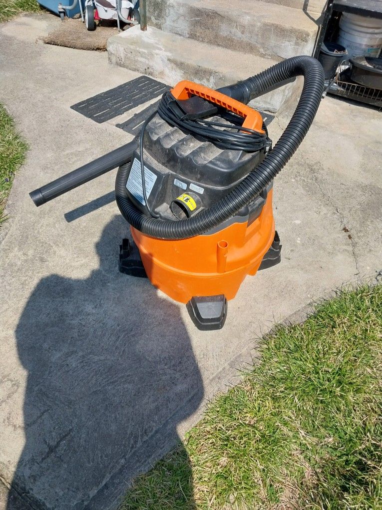 Rigid wet Vac sweeper. 25 Runs Great Needs Filter/and Wheels Make Offer If Interested
