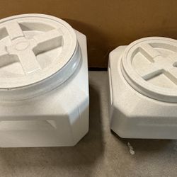 Storage Cans. Large One Is A 20lbs It’s Brand New The 15 Was To Small For The Bag Of Pellets. 