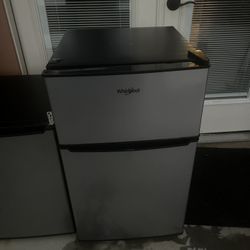 Mini refrigerator freezer