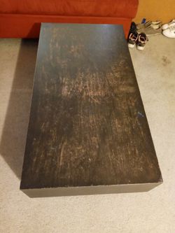 Coffe Table. 24x46. Usada Buenas Condiciones Tiene Un Cajon Y Dos Espacios Alos Lados. Muy Resistente