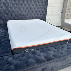 Johnnay Upholstered Platform Storage Bed- FREE Delivery- READ Description 