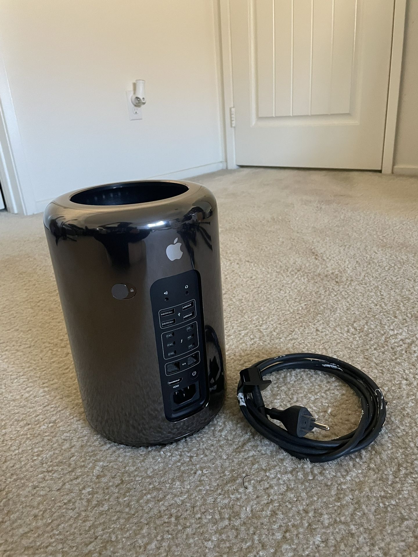 Mac Pro (Late 2013) – NON WORKING – For Parts / Repair – Collector’s Item. 