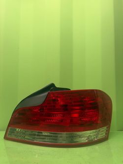 2008 2009 2010 2011 BMW 1-Series 128i 135i Right Passenger Outer / Quarter Panel  Side Tail Light OEM 63216924520