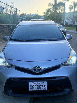 Toyota prius v (2015)