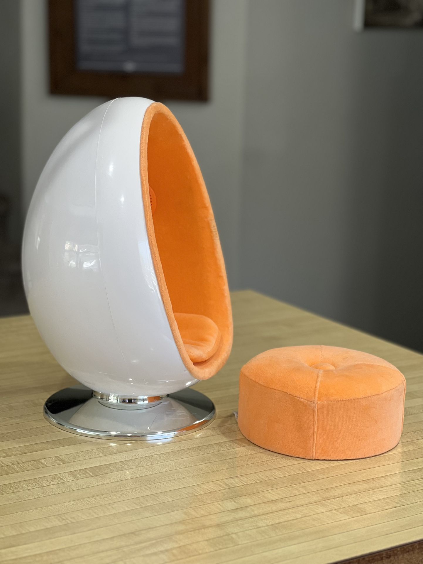 American Girl Julie's Retro Egg Chair With Speakers