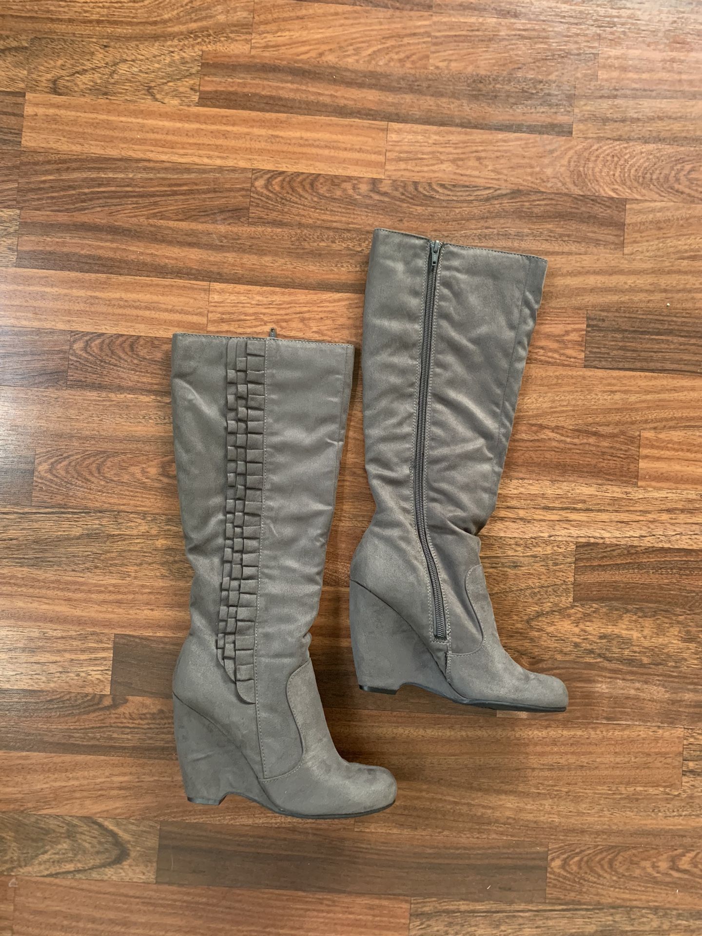 Worthington Y’all Gray Suede Boot With Beautiful Side Ruffle, Women Size 8.5