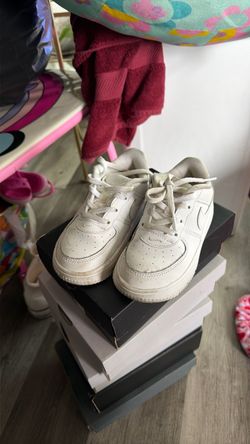 Toddlers white Air Force’s size 9.5