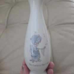 PRECIOUS MOMENTS VASE "THE EARTH IS THE LORD'S "!