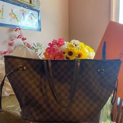 AUTHENTIC Louis Vuitton Neverfull MM Handbag for Sale in Los