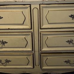 Girls Antique White Horizontal Dresser