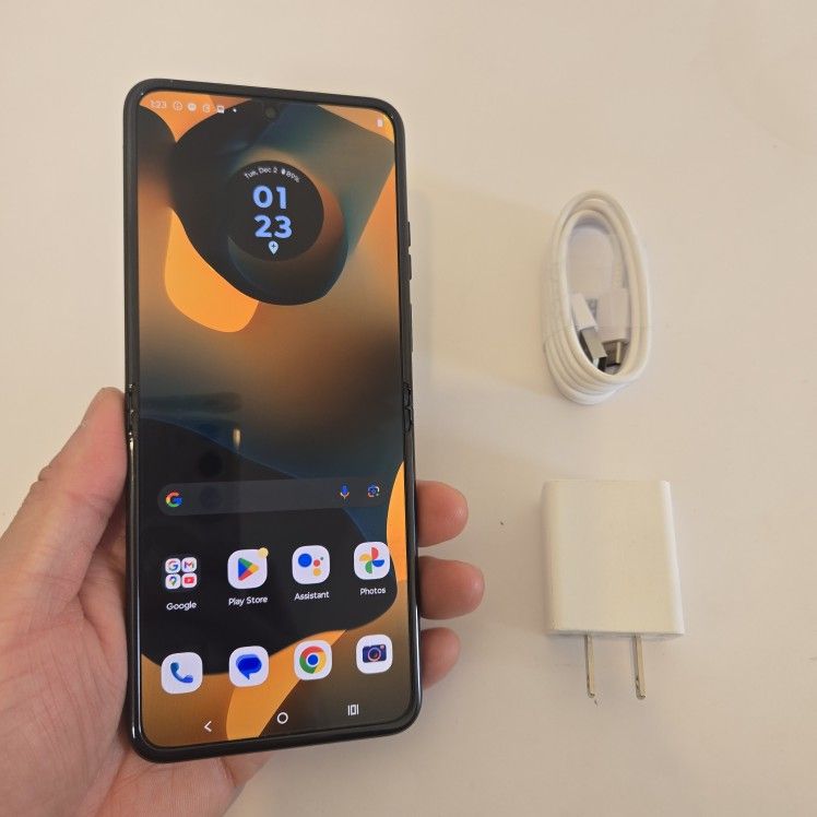 Razr 40 5G - UNLOCKED - Like NEW