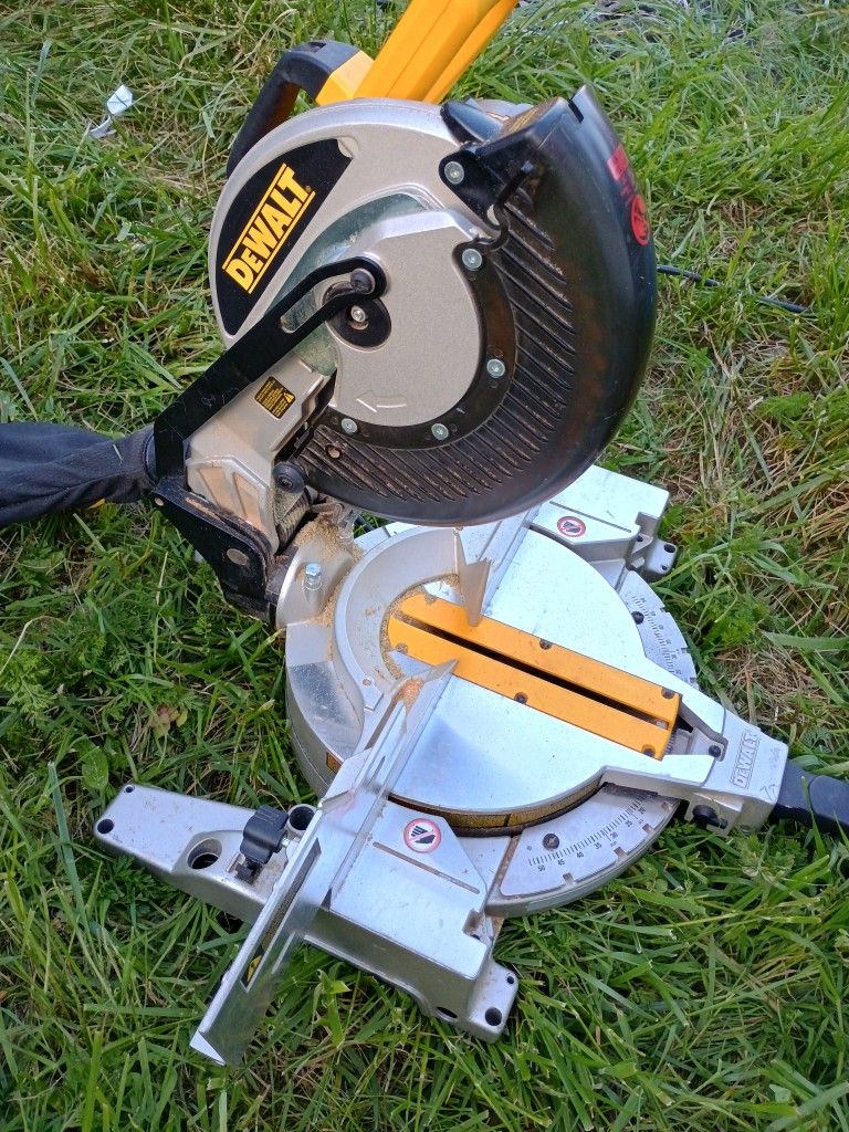 Dewalt DW713 10-Inch Compound Miter Saw