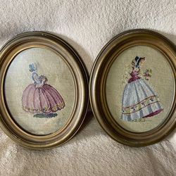 PAREJA DE CUADROS ANTIGUO DE MADERA CON FIGURAS BORDADAS