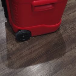 Igloo Cooler With Wheels/Adjustable Handle 