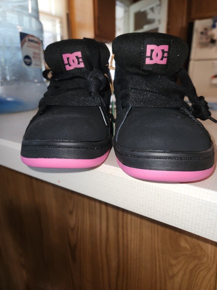 BRAND NEW! WOMENS DC SHOES SIZE 6